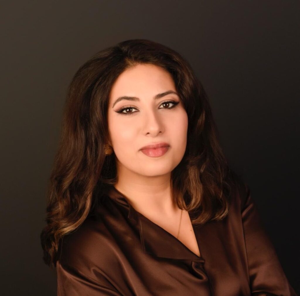 A photo of Eva Oloumi.